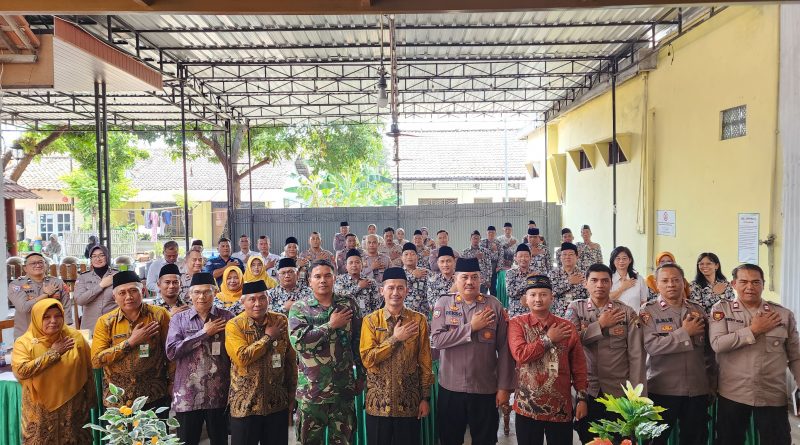 “SANTAP SIANG”: Sinergi IPARI dan Polres Kota Tegal Bangun Mental-Spiritual Masyarakat