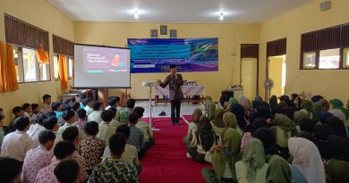Penyuluh Agama KUA Wadaslintang Sampaikan Materi Pendewasaan Usia Nikah dan Bahaya Pornografi di SMA 1 Wadaslintang