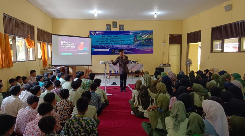 Penyuluh Agama KUA Wadaslintang Sampaikan Materi Pendewasaan Usia Nikah dan Bahaya Pornografi di SMA 1 Wadaslintang